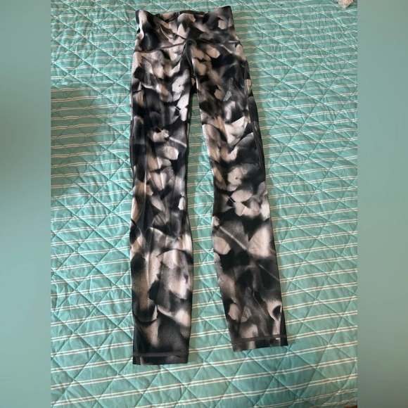 White black and grey mix fast and free Lululemon leggings size 2 - Picture 1 of 7